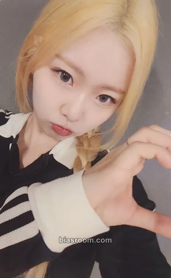 Jackie Wild Cherry Photocard - ICHILLIN’ - ICHILLIN’ K-pop photocard