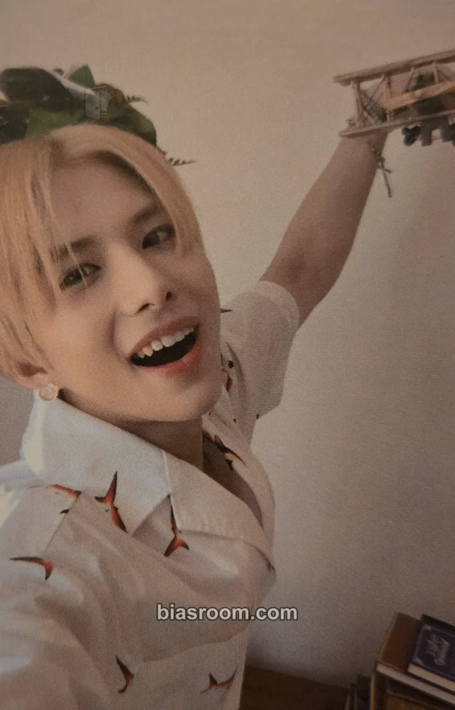A.C.E - Wow - A.C.E Adventures in Wonderland Album album photocard day version