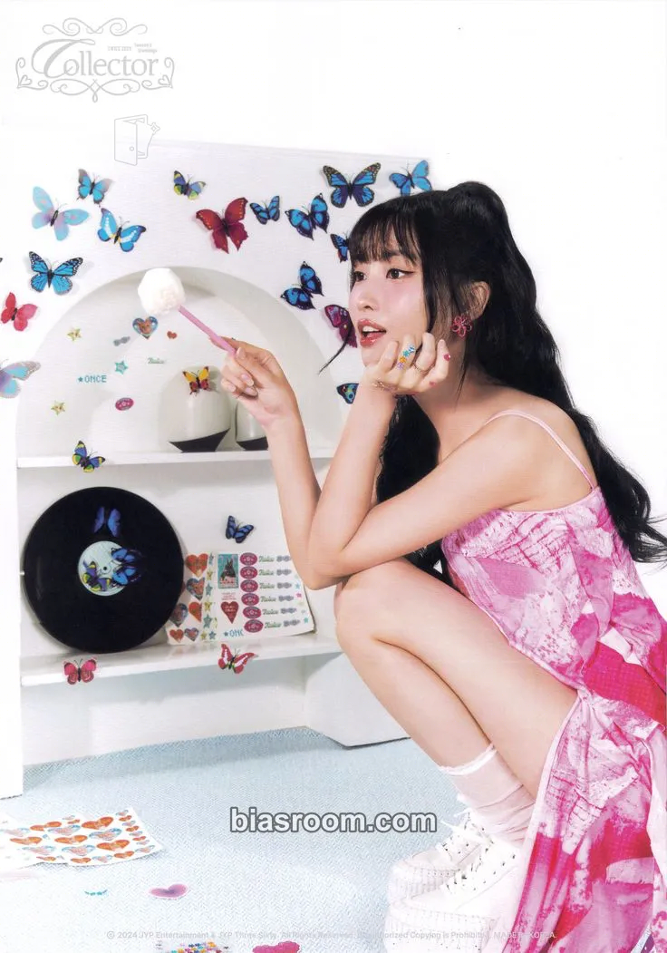Momo 2025 Season’s Greetings: Collector Photocard - TWICE - TWICE K-pop photocard