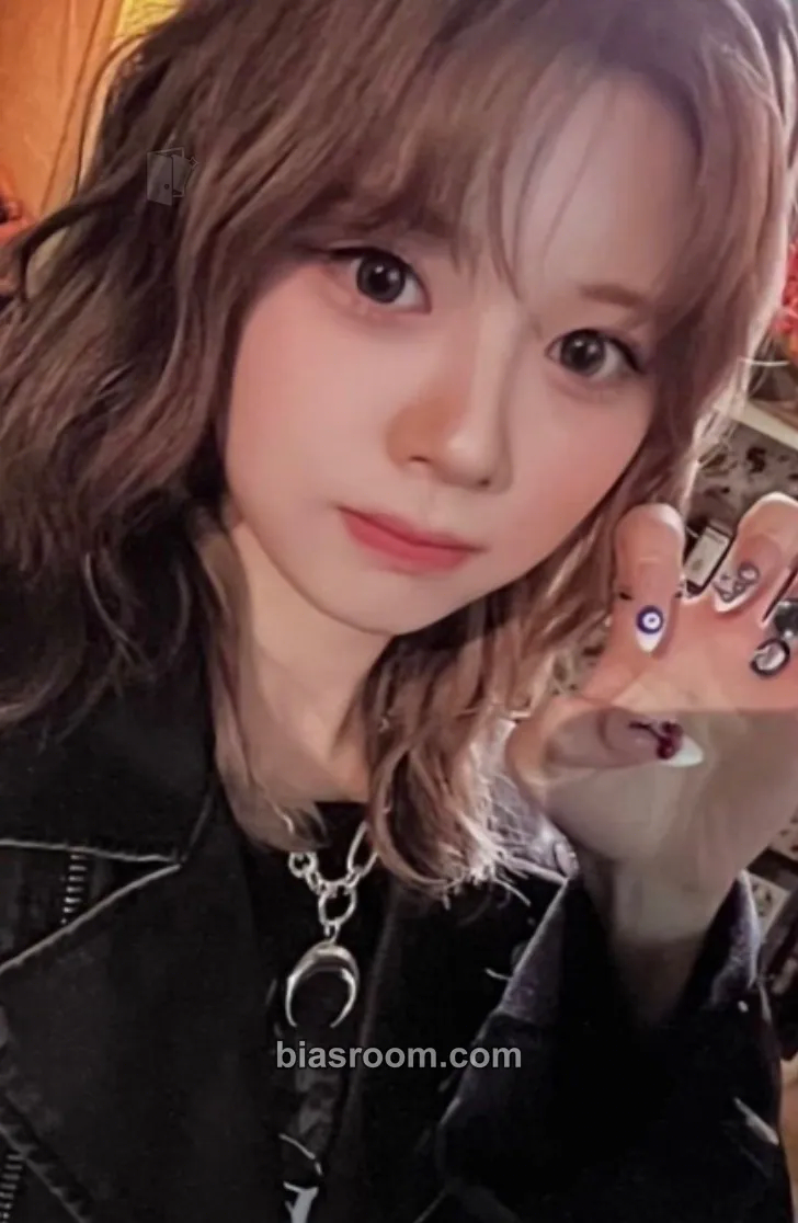 Riku LOVE LINE Photocard - NiziU - NiziU K-pop photocard
