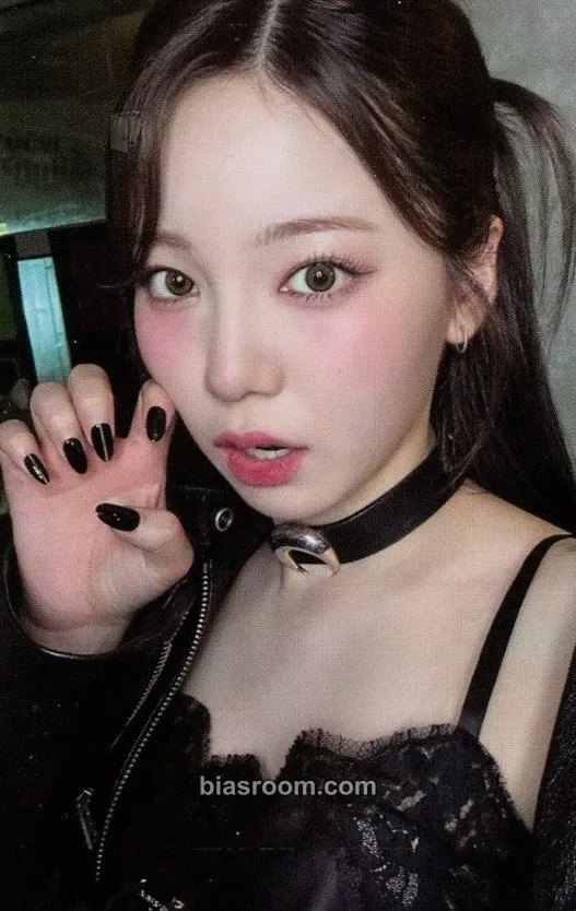 Ayaka LOVE LINE Photocard - NiziU - NiziU K-pop photocard