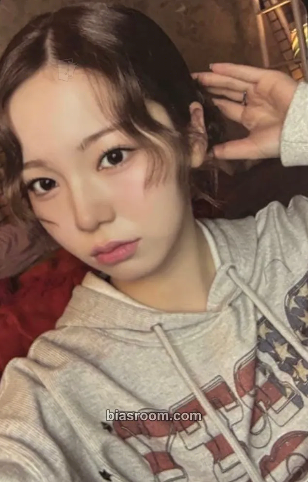 Ayaka LOVE LINE Photocard - NiziU - NiziU K-pop photocard