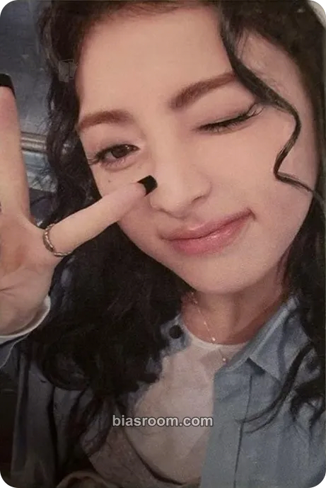 Huh Yunjin CRAZY (Japanese Ver.) Photocard - LE SSERAFIM - LE SSERAFIM K-pop photocard
