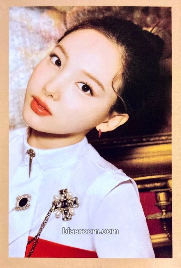 Nayeon Perfect World Photocard - TWICE - TWICE K-pop photocard