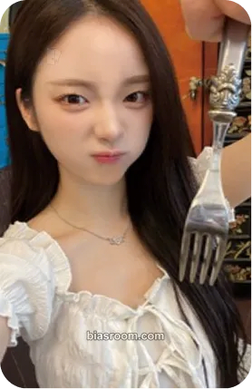 E.JI Wild Cherry Photocard - ICHILLIN’ - ICHILLIN’ K-pop photocard