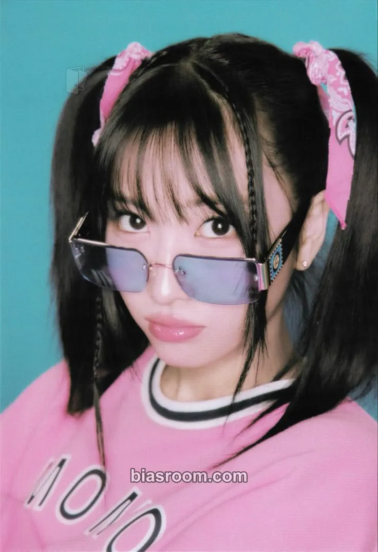 Momo ONCE Fanclub 4th Generation: TWICE-ZINE Photocard - TWICE - TWICE K-pop photocard