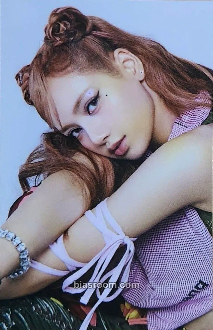 Lisa BORN PINK WORLD TOUR MD Photocard - BLACKPINK - BLACKPINK K-pop photocard
