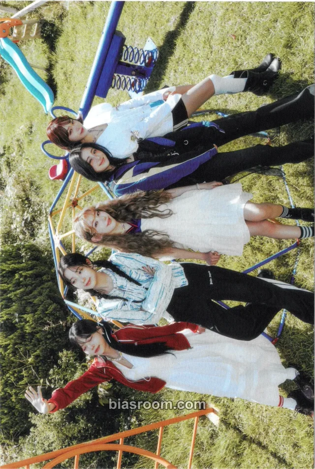 LE SSERAFIM - Other postcard pob (pre-order benefit) weverse global shop (wvg)