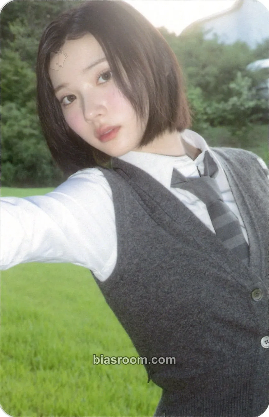 Jiwoo FOCUS Photocard - Hearts2Hearts - Hearts2Hearts K-pop photocard