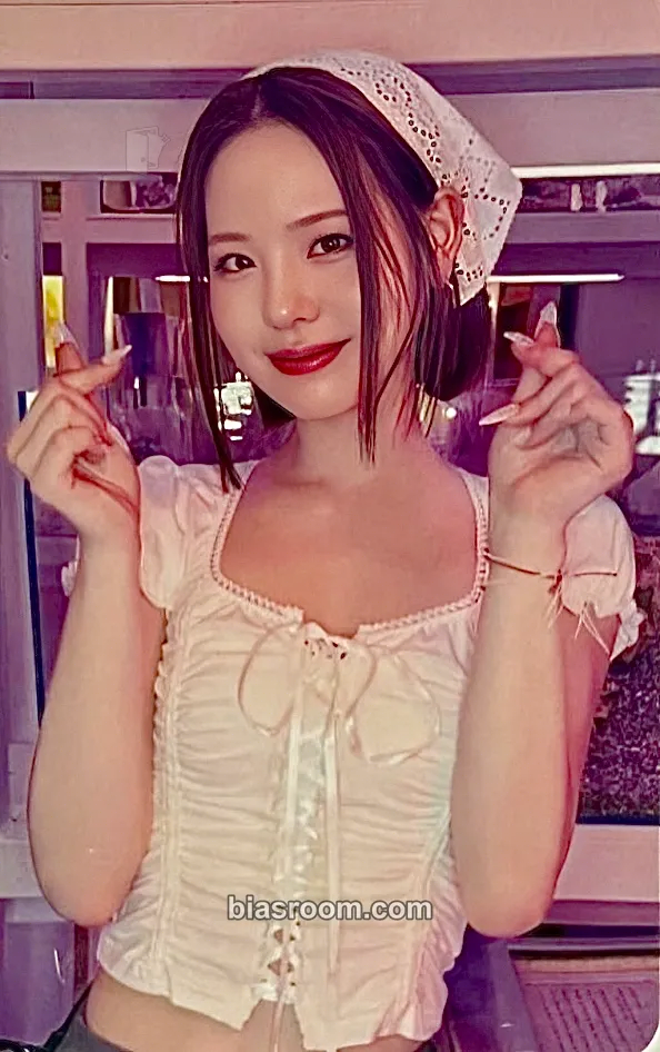 Mako LOVE LINE Photocard - NiziU - NiziU K-pop photocard