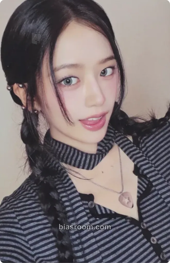 Yujin REVIVE+ Photocard - IVE - IVE K-pop photocard
