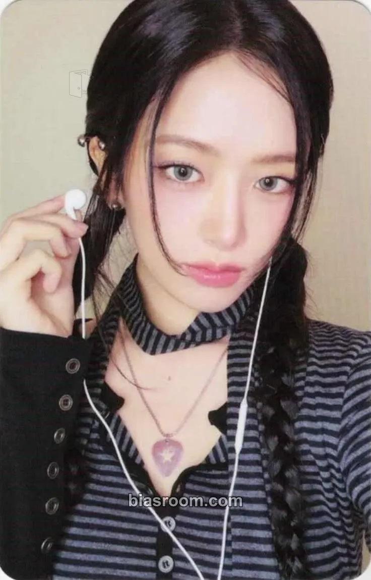 Yujin REVIVE+ Photocard - IVE - IVE K-pop photocard