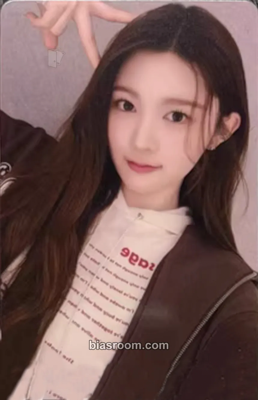 A-na The Chase Photocard - Hearts2Hearts - Hearts2Hearts K-pop photocard