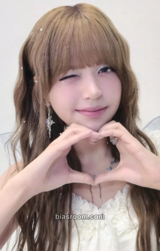 Lily 2025 Seasons Greetings - Fairy Girls Photocard - NMIXX - NMIXX K-pop photocard