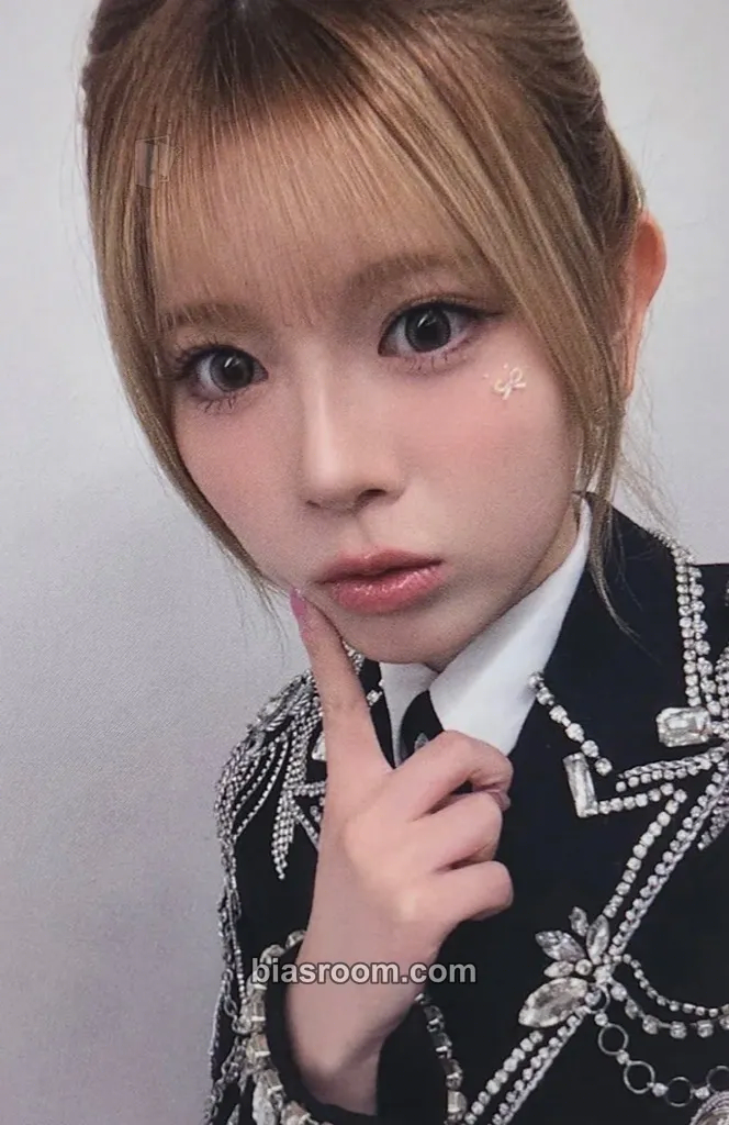 Riku LOVE LINE Photocard - NiziU - NiziU K-pop photocard