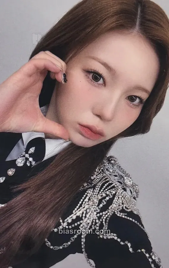 Ayaka LOVE LINE Photocard - NiziU - NiziU K-pop photocard