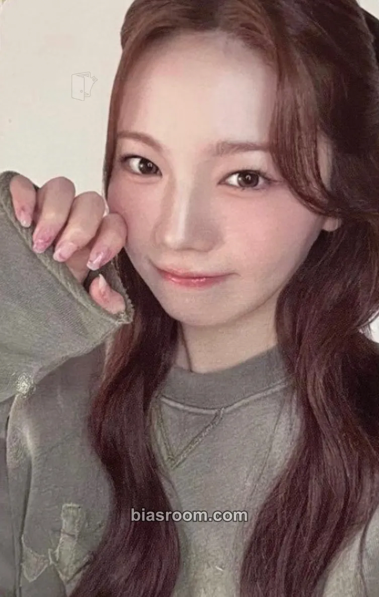 Ayaka LOVE LINE Photocard - NiziU - NiziU K-pop photocard