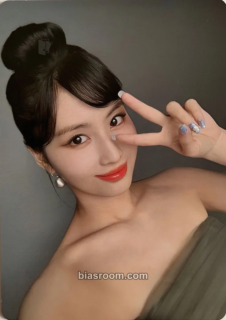 Momo Masterpiece Photocard - TWICE - TWICE K-pop photocard