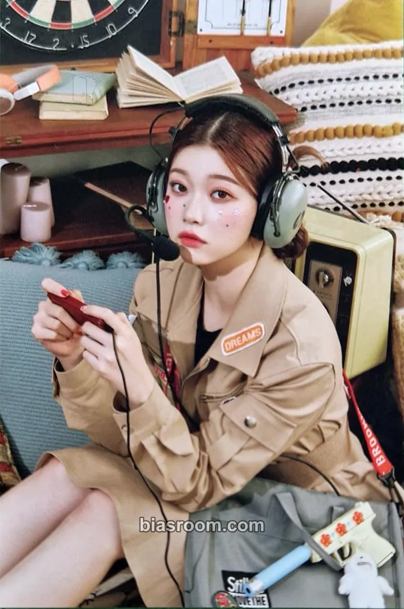 Tsuki 2023 Season’s Greetings Photocard - Billlie - Billlie K-pop photocard