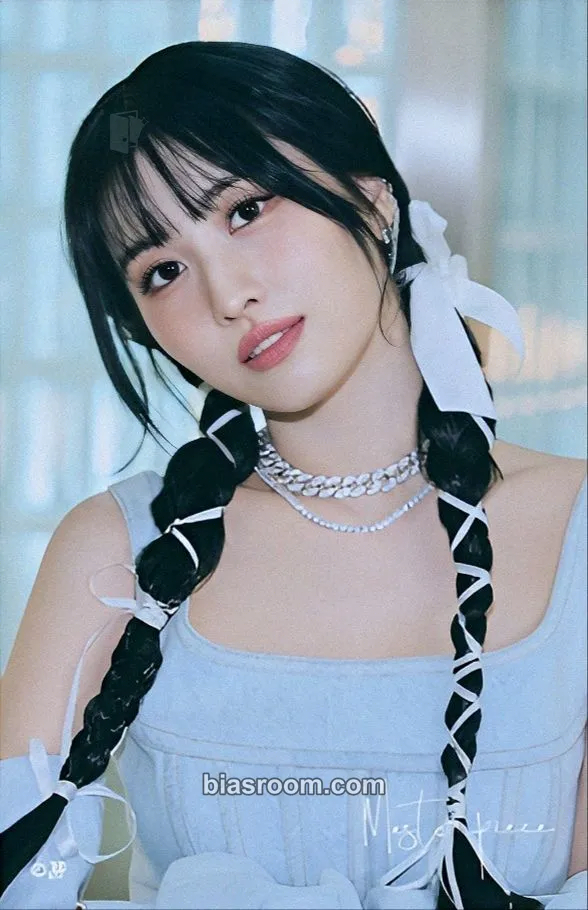 Momo Masterpiece Photocard - TWICE - TWICE K-pop photocard