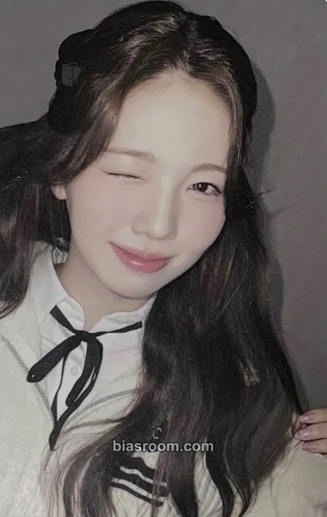 Ayaka LOVE LINE Photocard - NiziU - NiziU K-pop photocard