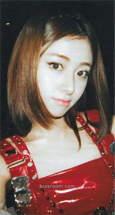Huh Yunjin Film Photobook 23-24 Photocard - LE SSERAFIM - LE SSERAFIM K-pop photocard