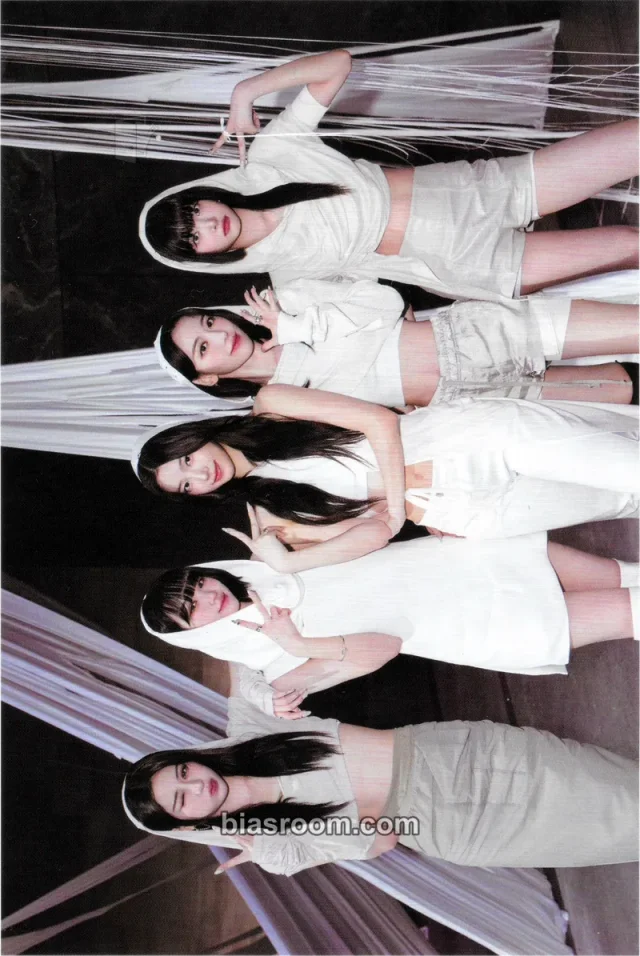 LE SSERAFIM - Other pob (pre-order benefit) weverse global shop (wvg) postcard