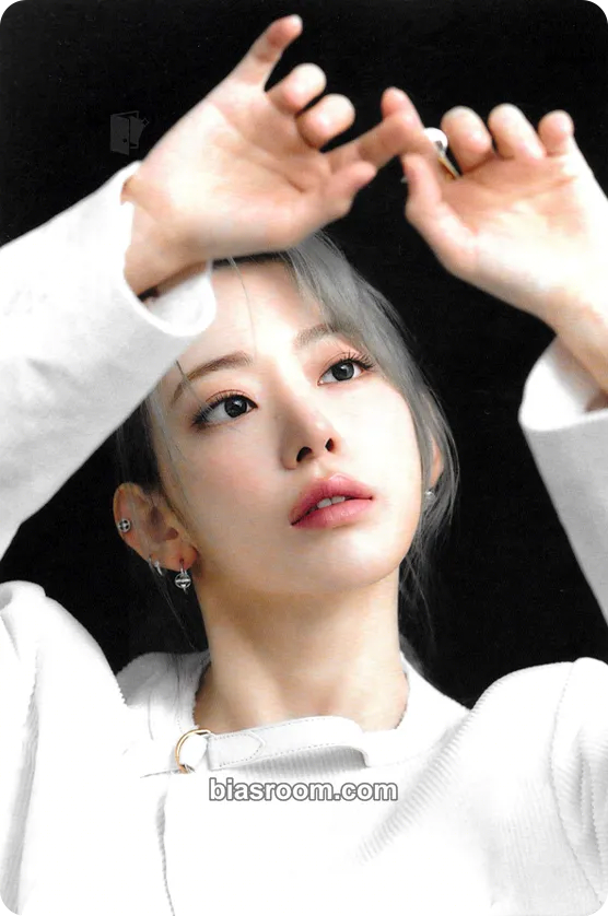 Sakura Herdes Magazine | Sakura (China) Photocard - LE SSERAFIM - LE SSERAFIM K-pop photocard