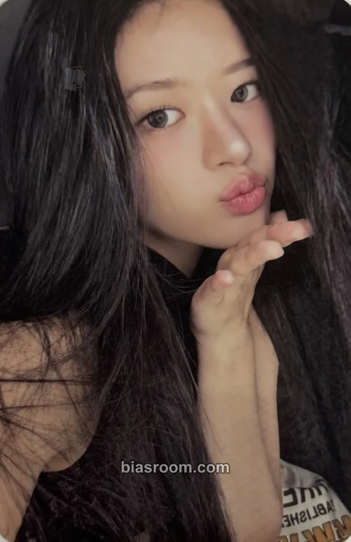 Yujin REVIVE+ Photocard - IVE - IVE K-pop photocard