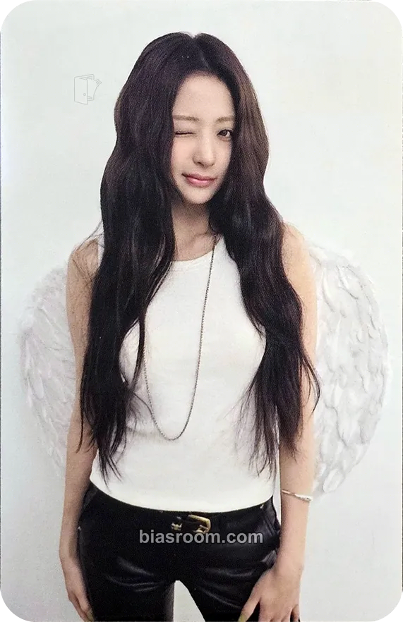 Huh Yunjin D'ICON Issue N°32 Photocard - LE SSERAFIM - LE SSERAFIM K-pop photocard