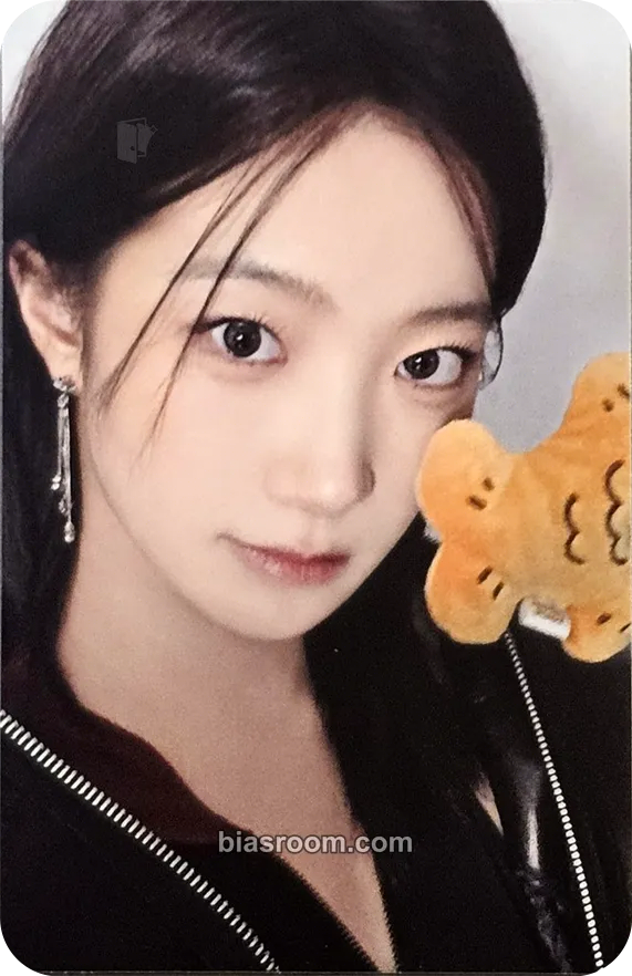 Kazuha D'ICON Issue N°32 Photocard - LE SSERAFIM - LE SSERAFIM K-pop photocard