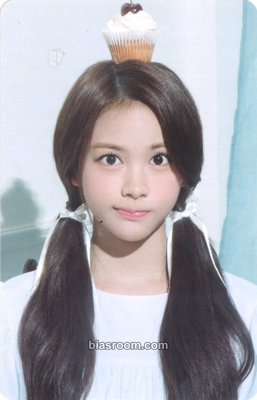 Carmen House of H : Hide And Seek Photocard - Hearts2Hearts - Hearts2Hearts K-pop photocard