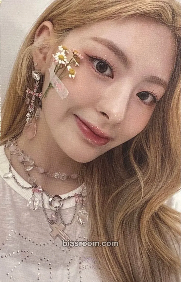 Seeun WE NEED LOVE Photocard - STAYC - STAYC K-pop photocard