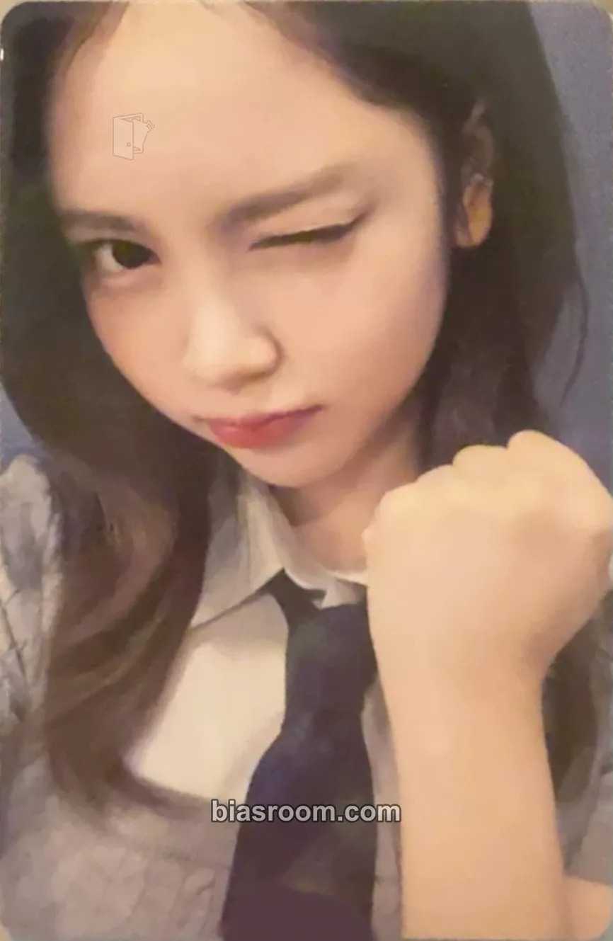 Carmen The Chase Photocard - Hearts2Hearts - Hearts2Hearts K-pop photocard