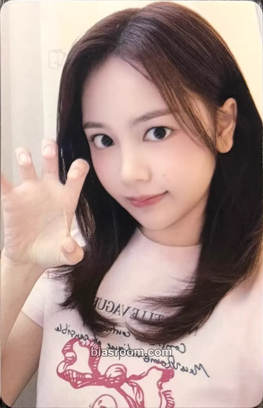 Carmen The Chase Photocard - Hearts2Hearts - Hearts2Hearts K-pop photocard