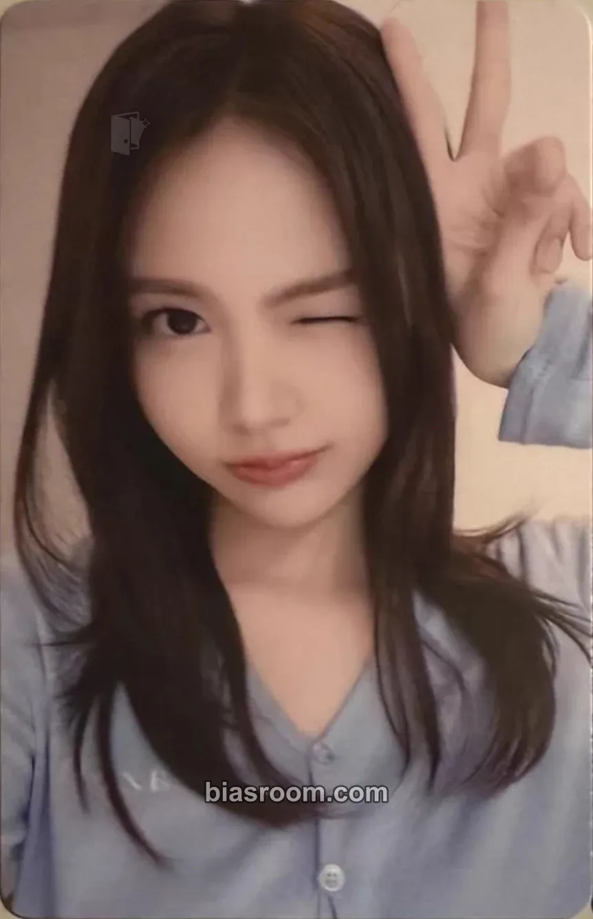 Carmen The Chase Photocard - Hearts2Hearts - Hearts2Hearts K-pop photocard