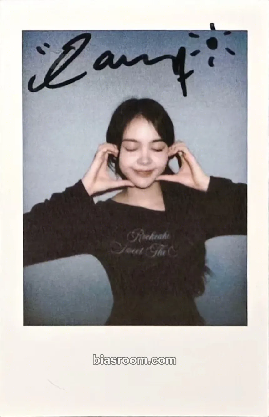 Carmen The Chase Photocard - Hearts2Hearts - Hearts2Hearts K-pop photocard