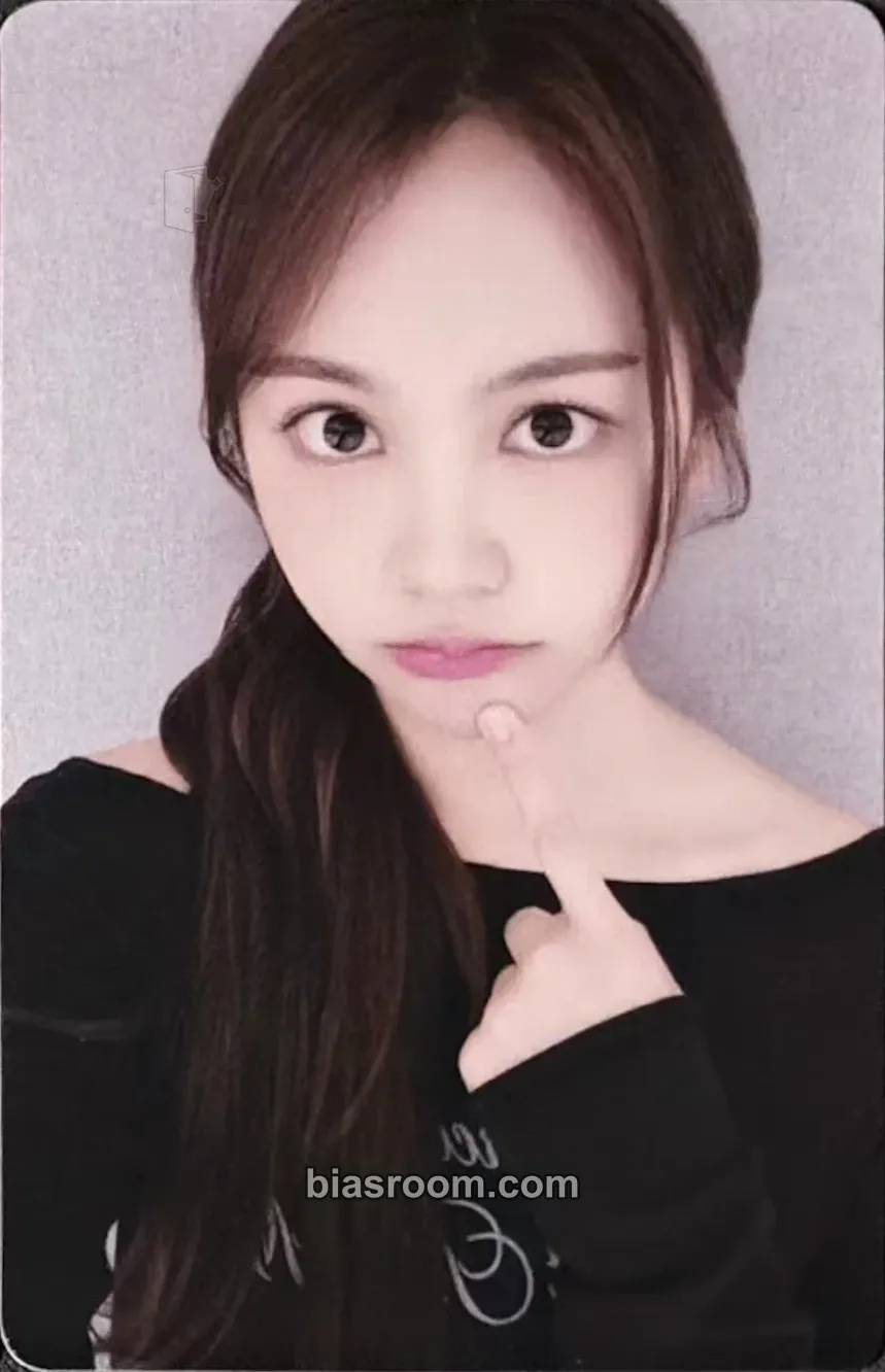 Carmen The Chase Photocard - Hearts2Hearts - Hearts2Hearts K-pop photocard