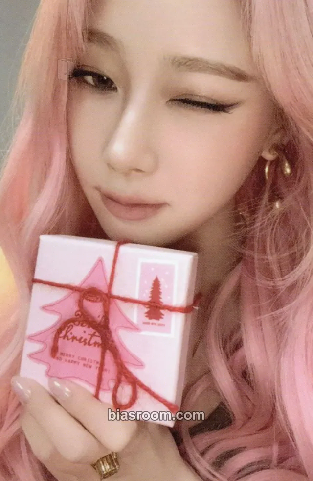Giselle Pink Christmas (All) Photocard - aespa - aespa K-pop photocard