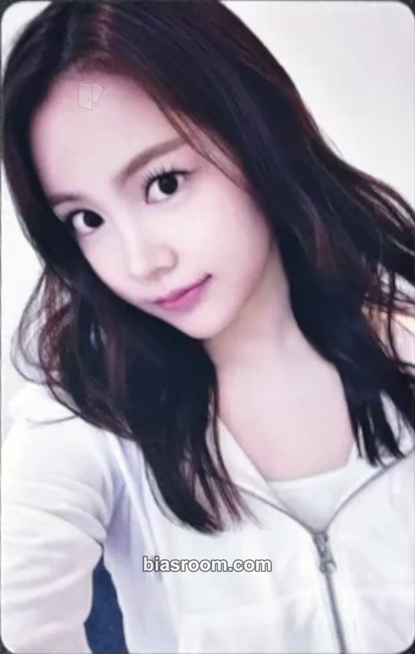 Carmen The Chase Photocard - Hearts2Hearts - Hearts2Hearts K-pop photocard