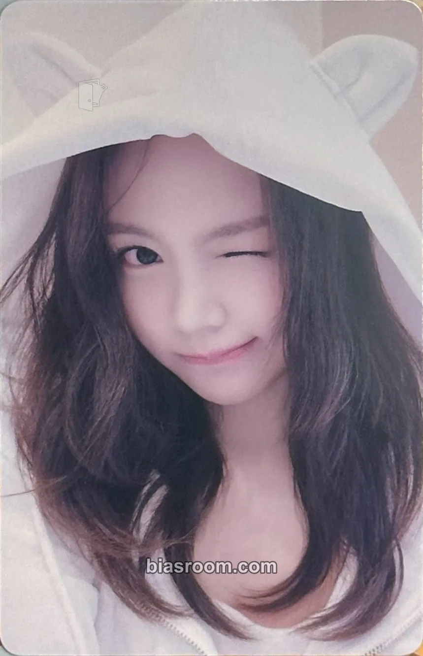 Carmen The Chase Photocard - Hearts2Hearts - Hearts2Hearts K-pop photocard