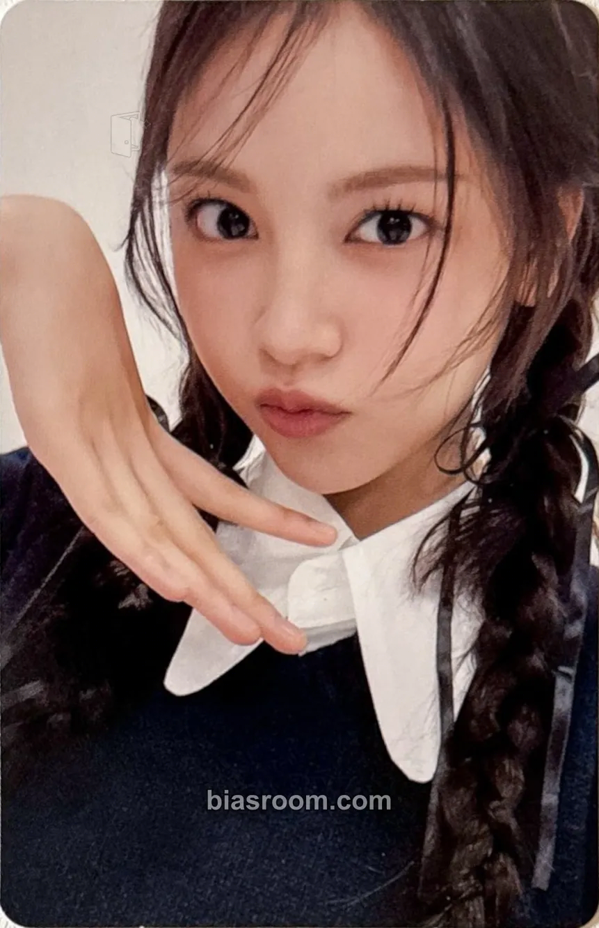 Carmen Four Hearts Club Official MD Photocard - Hearts2Hearts - Hearts2Hearts K-pop photocard