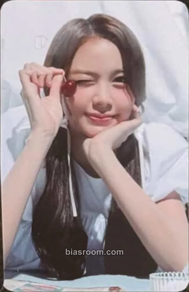 Carmen House of H : Hide And Seek Photocard - Hearts2Hearts - Hearts2Hearts K-pop photocard