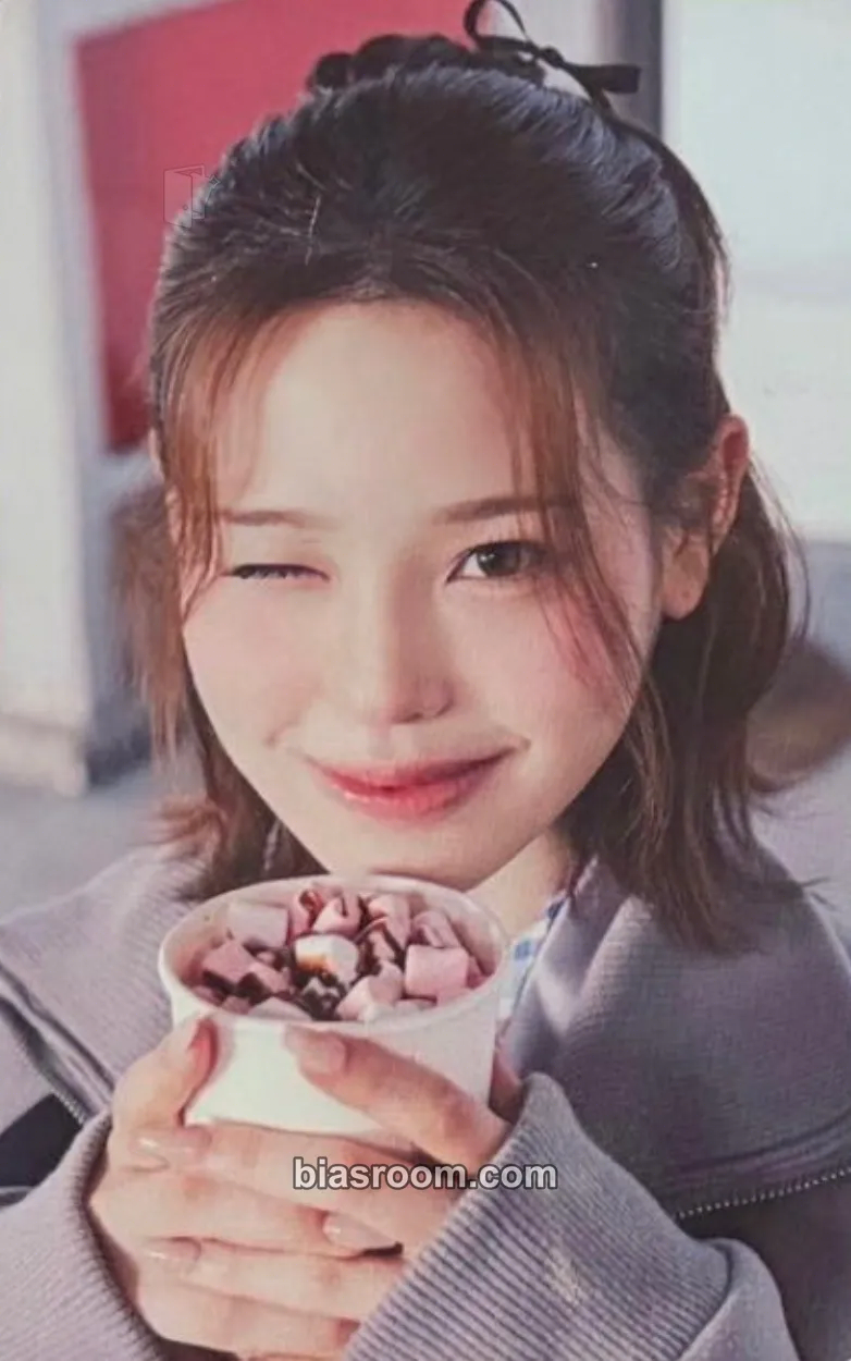 Mako NiziU JYP JAPAN POPUP STORE 2025 “winter trip” Photocard - NiziU - NiziU K-pop photocard