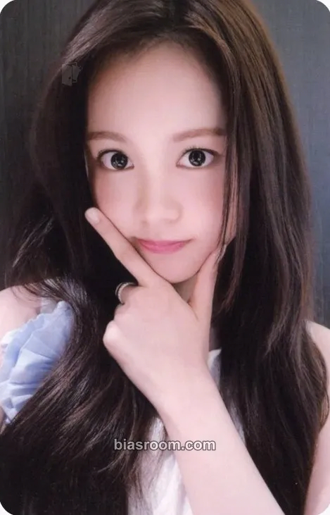 Carmen The Chase Photocard - Hearts2Hearts - Hearts2Hearts K-pop photocard