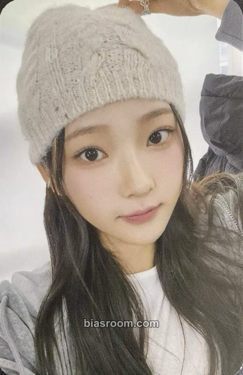 Stella The Chase Photocard - Hearts2Hearts - Hearts2Hearts K-pop photocard