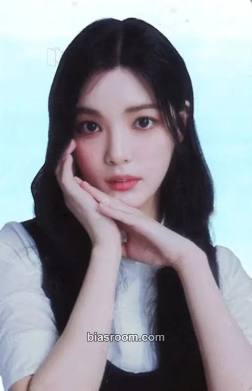 Yuha Four Hearts Club Official MD Photocard - Hearts2Hearts - Hearts2Hearts K-pop photocard