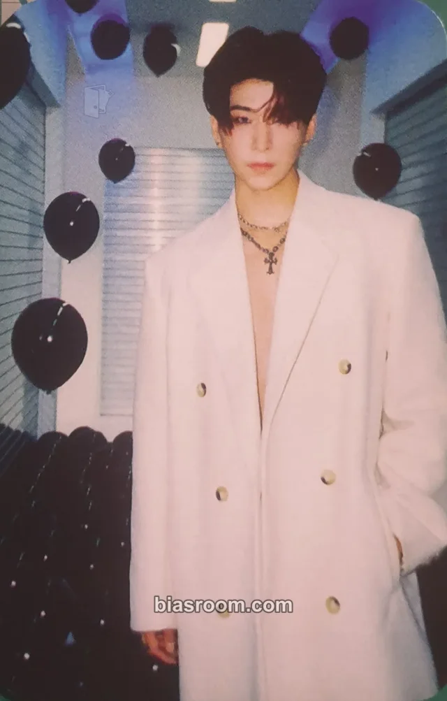 VAV - St. Van - VAV 2019 : MEET & LIVE EUROPE TOUR Event tour merch merch photocard