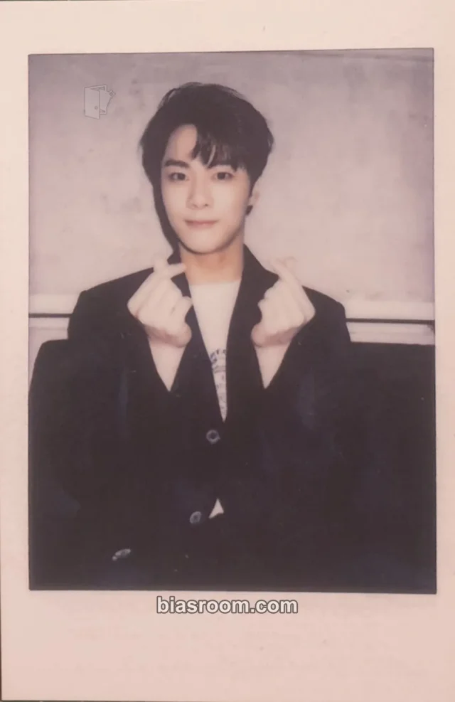 ASTRO - Moonbin - Rise Up Album album inclusion polaroid