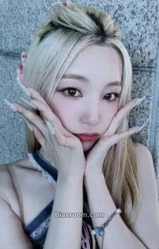Yeonhee Flash Photocard - Rocket Punch - Rocket Punch K-pop photocard